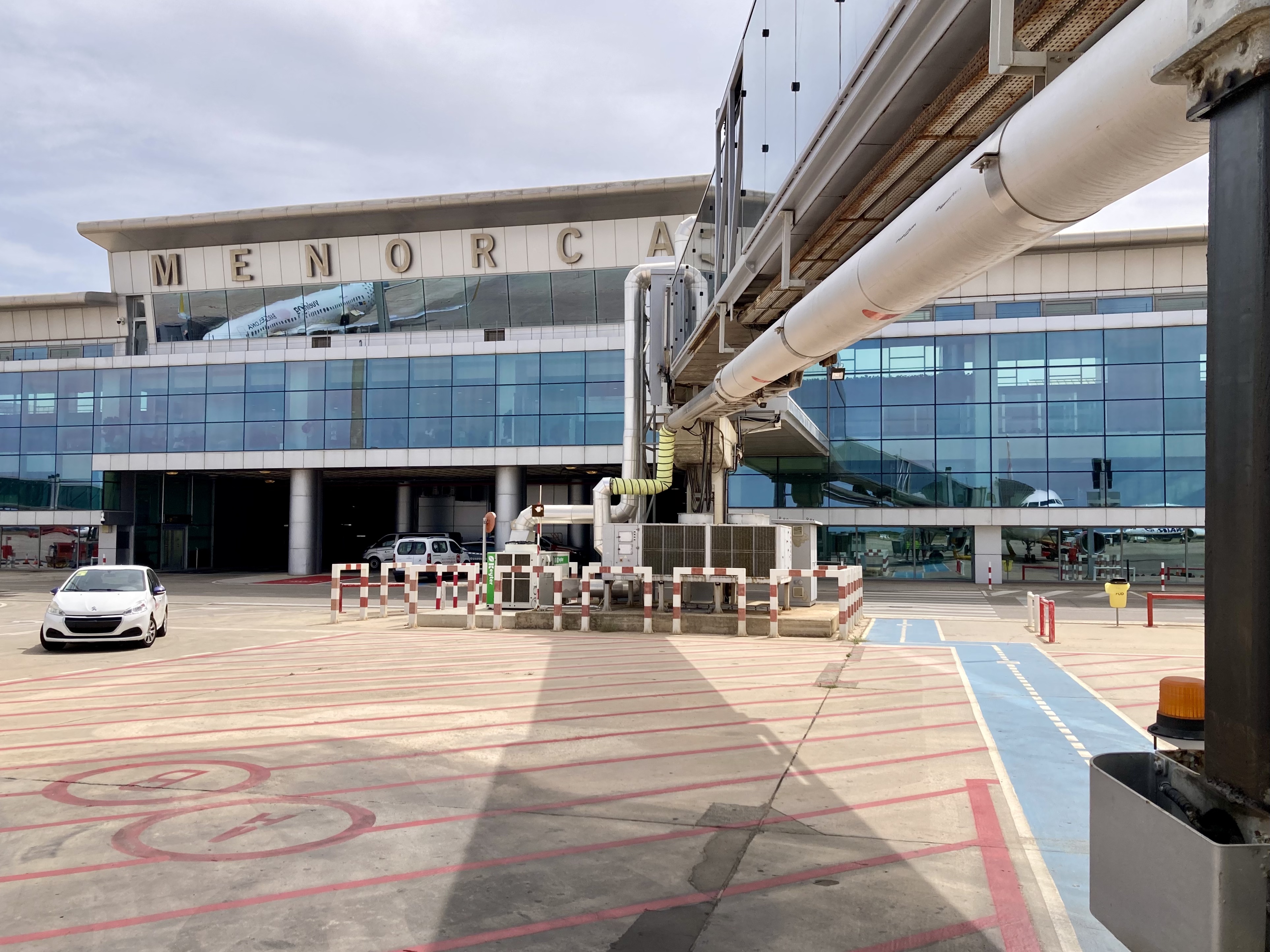 Van vliegveld Menorca naar je hotel: bus, taxi of huurauto 1 De terminal van het vliegveld van Menorca bij Mao