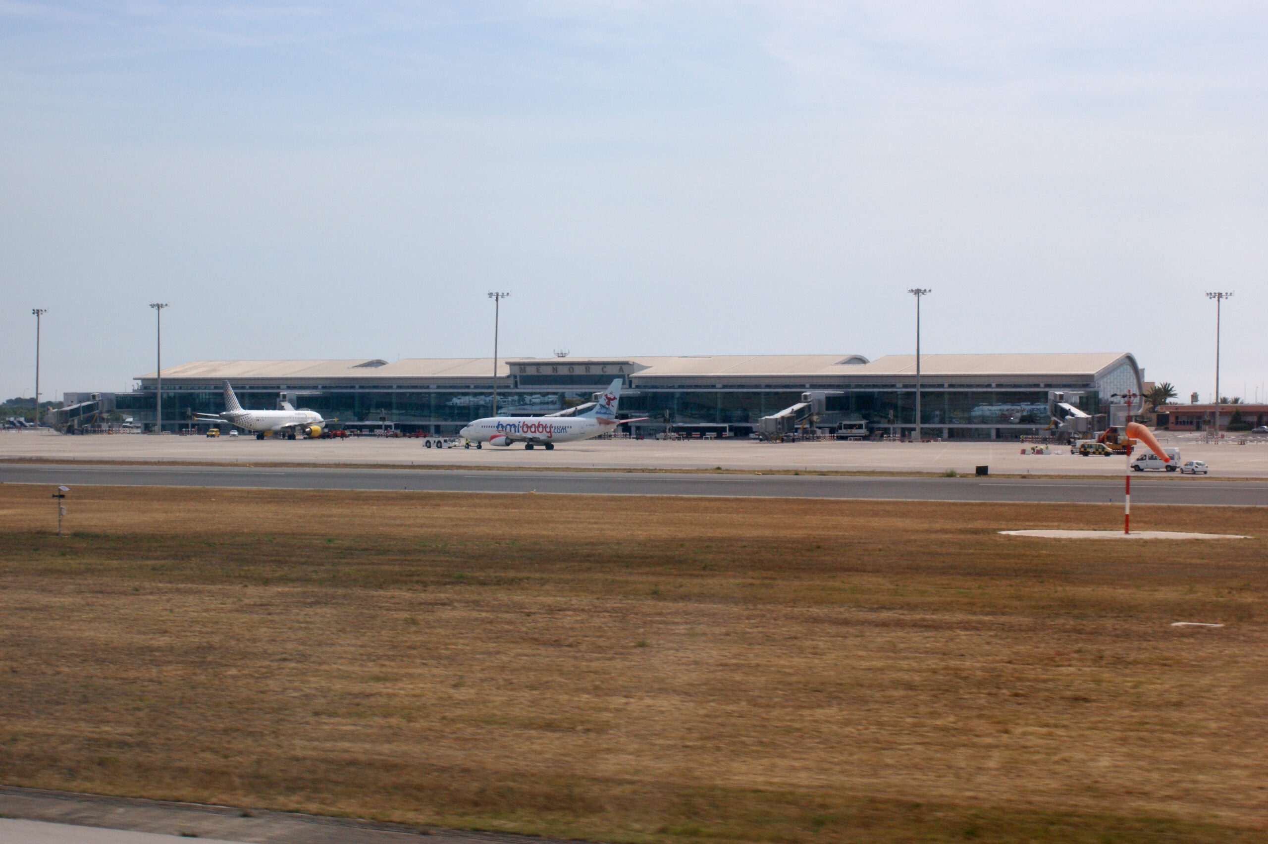 Van vliegveld Menorca naar je hotel: bus, taxi of huurauto 2 De terminal en het platform van het vliegveld van Menorca