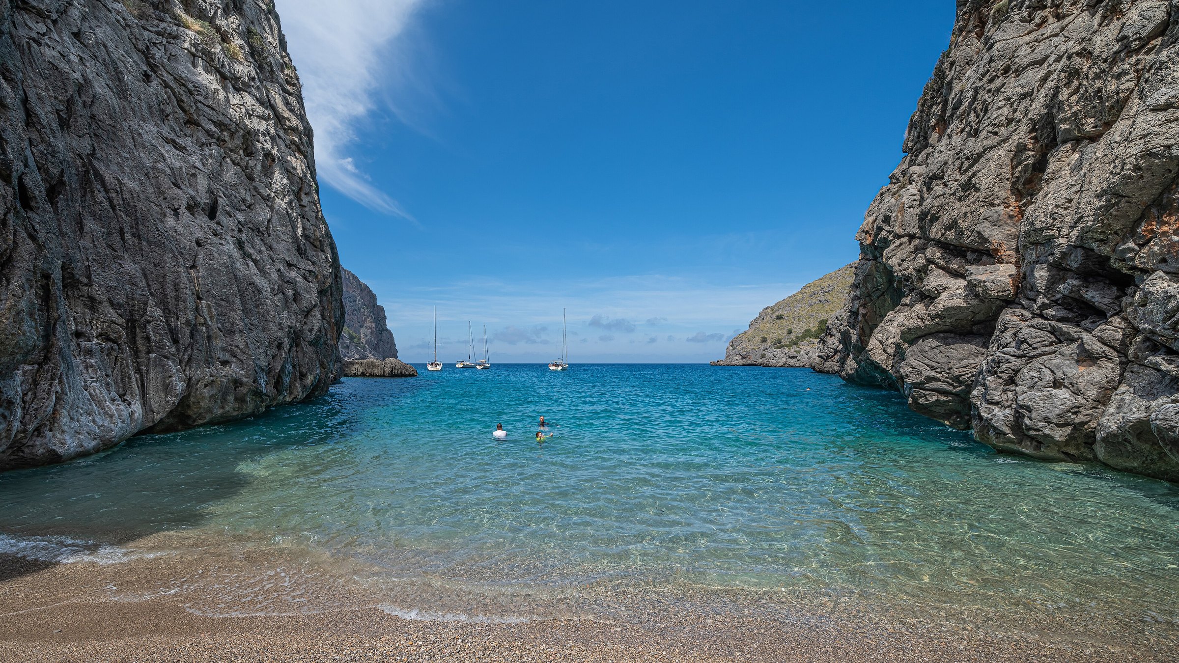 Monding van de Torrent de Pareis bij Sa Calobra tussen hoge rotswanden met turquoise water