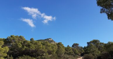 Wandelen op Ibiza: de routes die er zijn, en de plek die dicht is 24 Onverhard wandelpad door laag struikgewas met uitzicht over de zuidwestkust van Ibiza