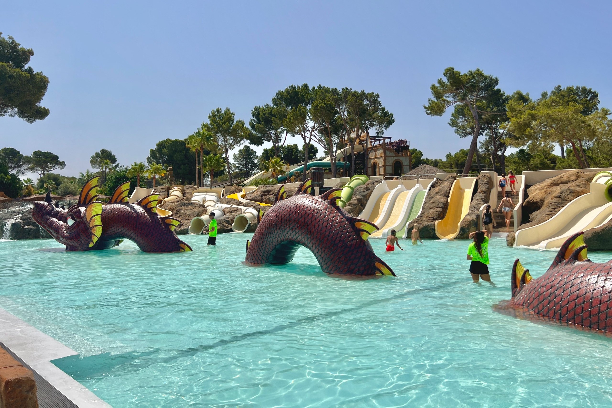 Waterpark Mallorca: Aqualand, Western Water Park en Hidropark vergeleken 4 Dragoland, de kinderzone met draken en kleine glijbanen in Aqualand El Arenal