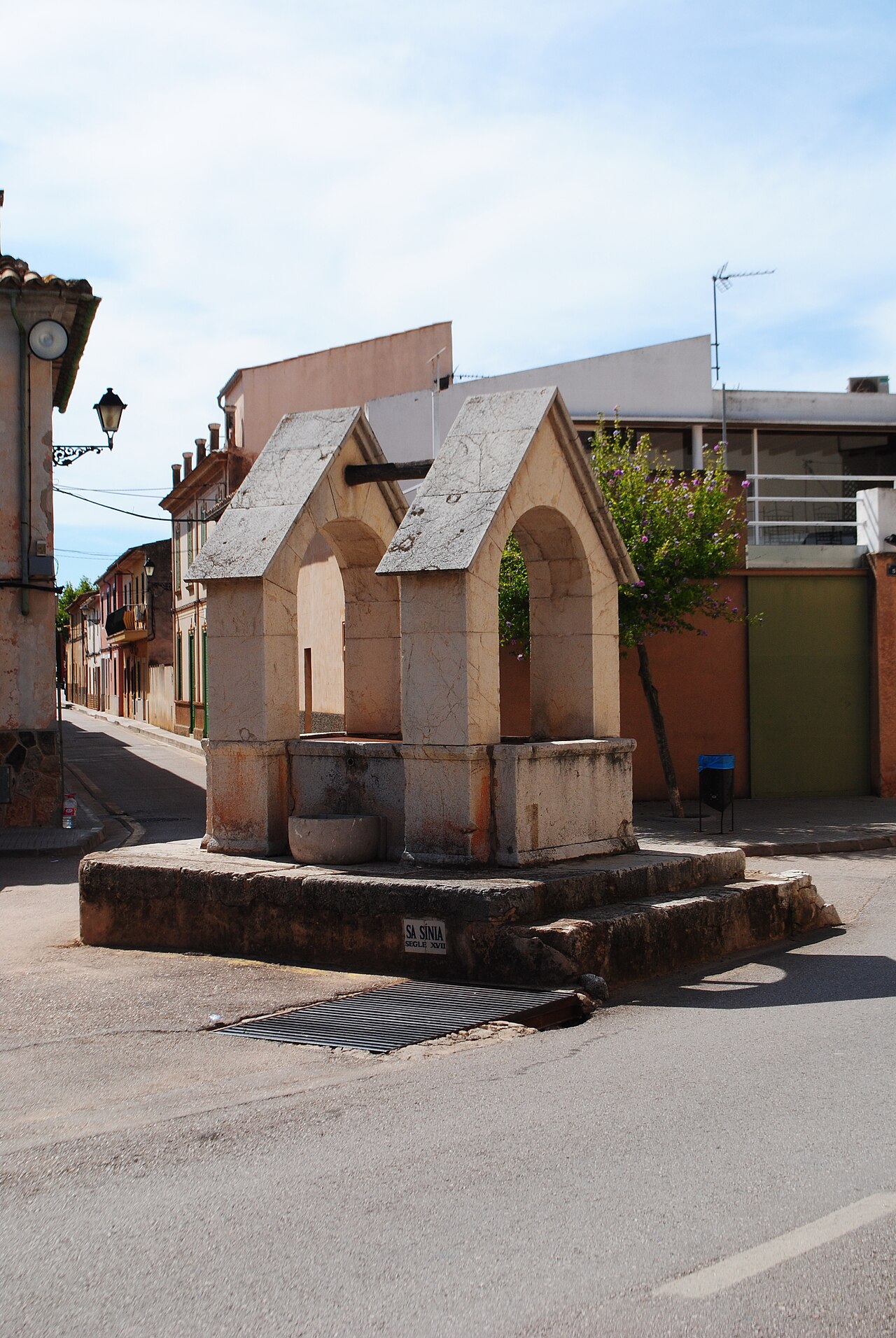 Kraanwater op de Balearen: waar je het wel en niet kunt drinken 7 Een oude waterput in een dorpsstraat op Mallorca