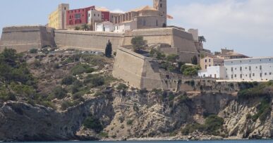 Welk Balearen-eiland past bij jou? 16 De vestingmuren en de kathedraal van Dalt Vila in Ibiza-stad, gezien vanaf het water