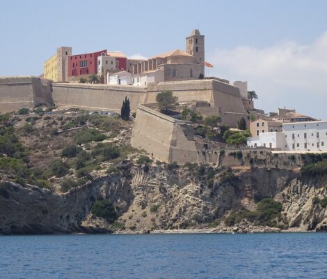 De vestingmuren en de kathedraal van Dalt Vila in Ibiza-stad, gezien vanaf het water