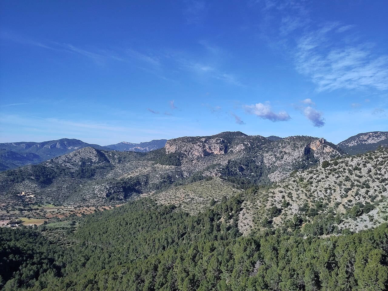 Welk Balearen-eiland past bij jou? 1 Uitzicht over de bergkammen van de Serra de Tramuntana op Mallorca vanaf de Puig del Colomer bij Bunyola