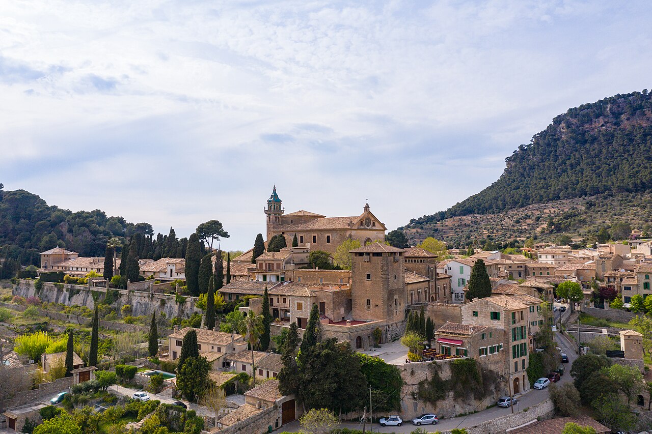 Welk Balearen-eiland past bij jou? 2 Het dorp Valldemossa op Mallorca met de kerktoren van het kartuizerklooster tussen de bergen