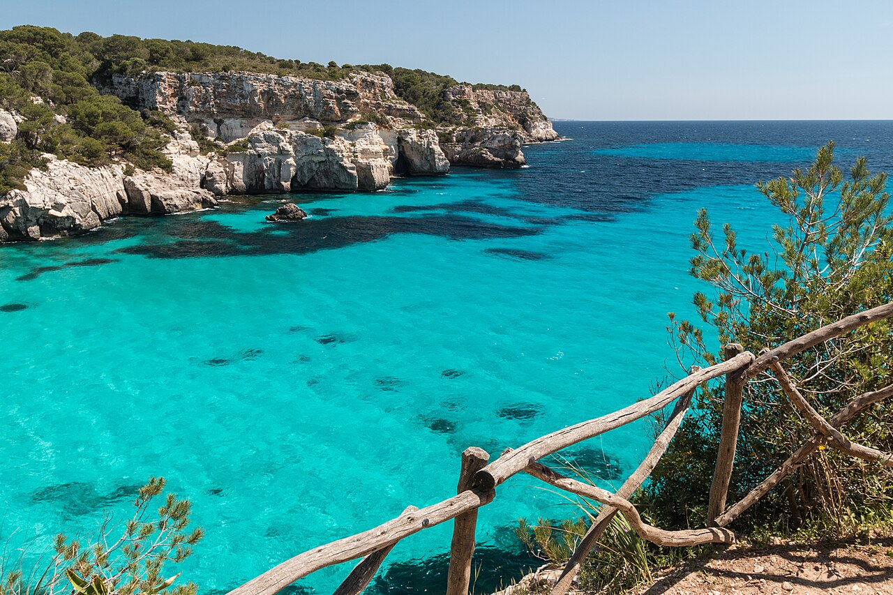 Welk Balearen-eiland past bij jou? 5 Het turquoise water van Cala Macarella op Menorca, ingeklemd tussen witte kliffen