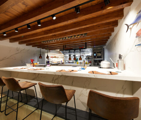 De zaal van sterrenrestaurant Zaranda in hotel Es Princep in Palma de Mallorca, met een lange bar en een houten lattenplafond