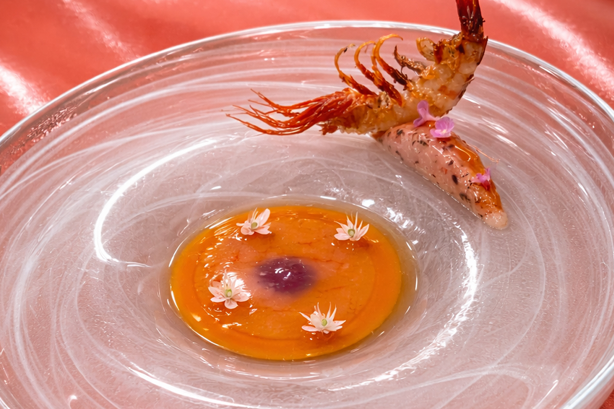 Langoustine op een heldere schaal met bloemen bij restaurant Zaranda in Palma