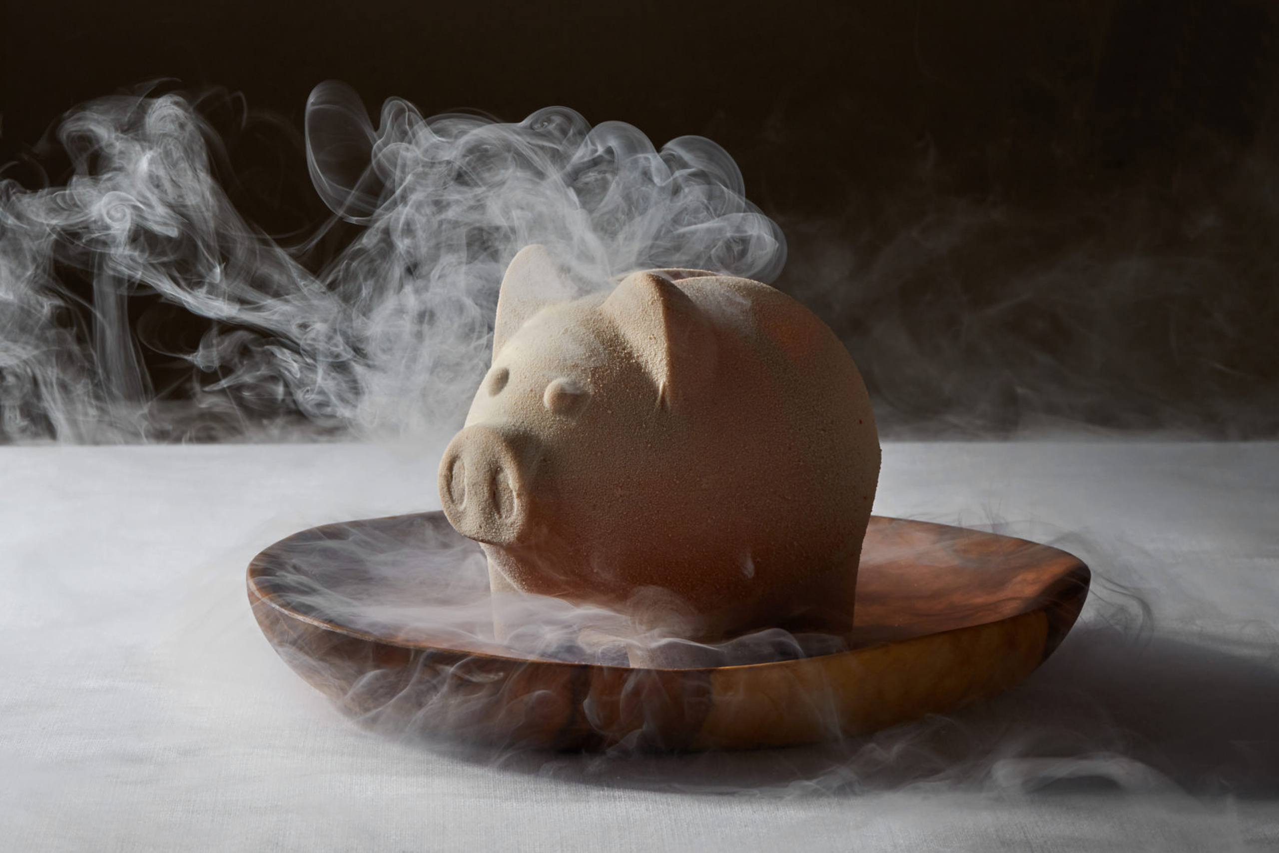 Chocoladespaarvarken in rook op een houten schaal, dessert van Zaranda in Palma