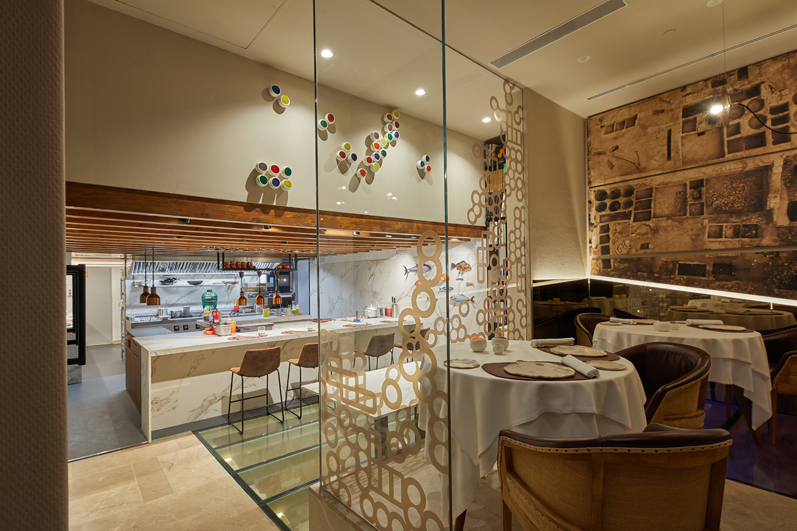 Gedekte tafels in de eetzaal van restaurant Zaranda in Palma, met spiegelwanden en warm licht
