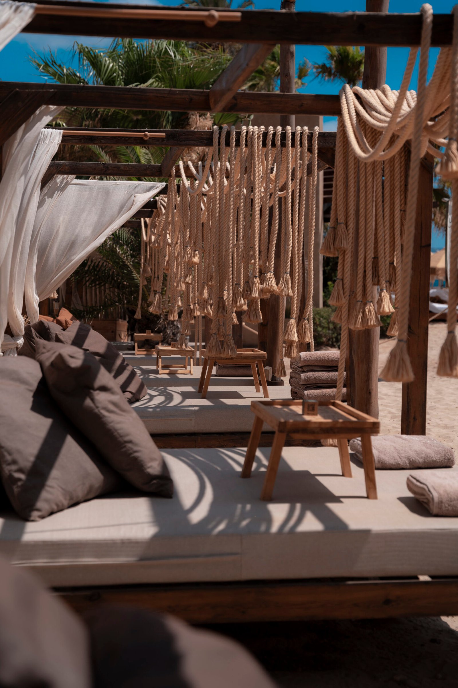 Het bladerrijke interieur van Zazú Ibiza met bamboe cabanas