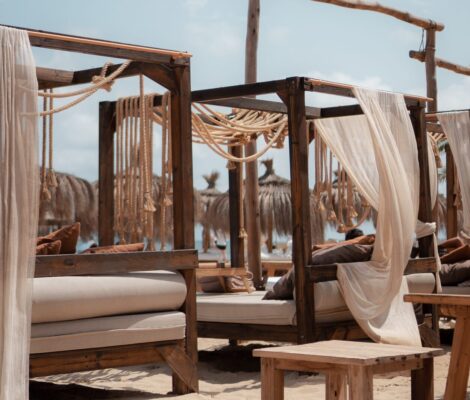 Het terras van Zazú Ibiza met loungebedden en witte zeilen