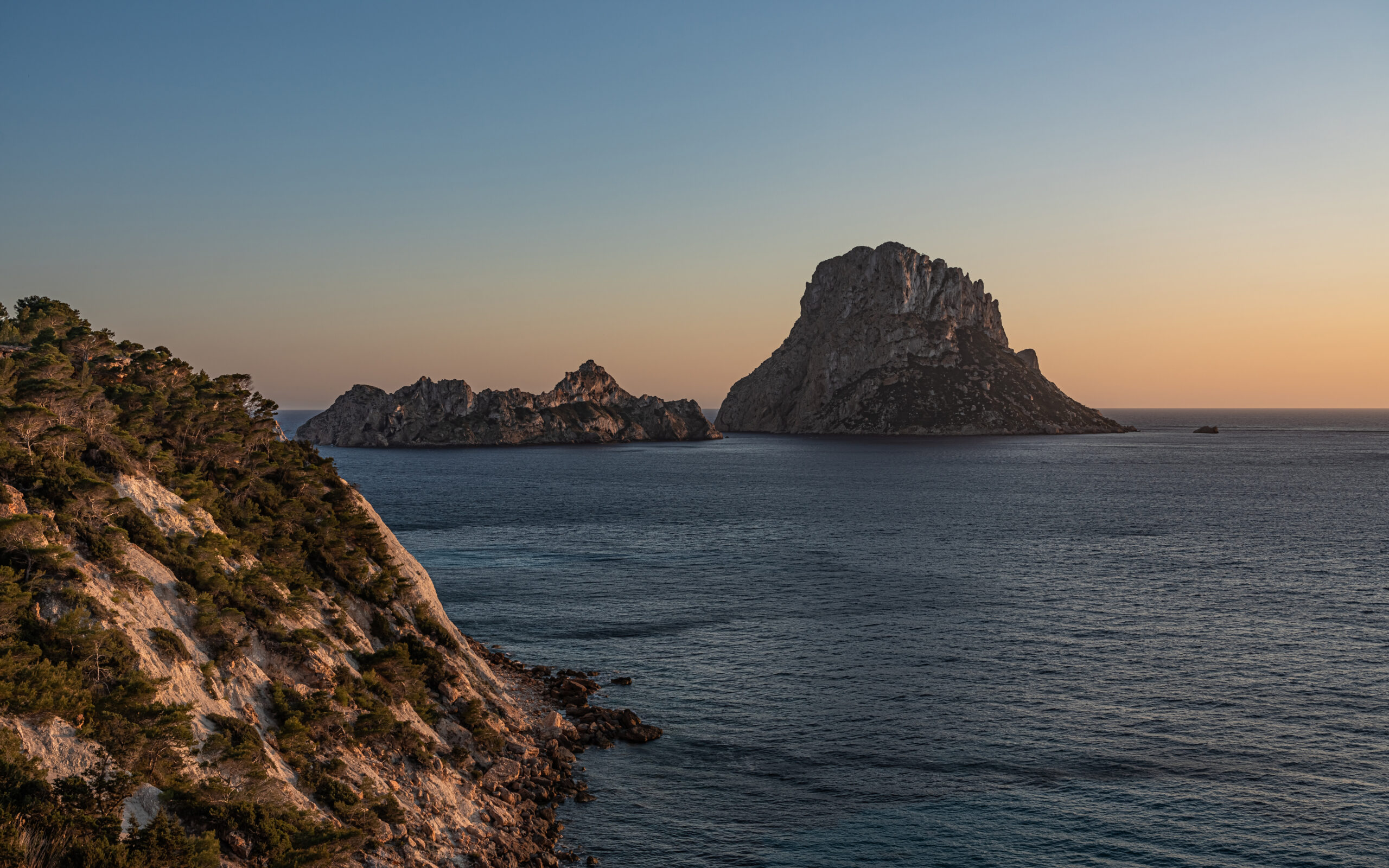 Zonsondergang bij het rotseiland Es Vedrà voor de zuidwestkust van Ibiza