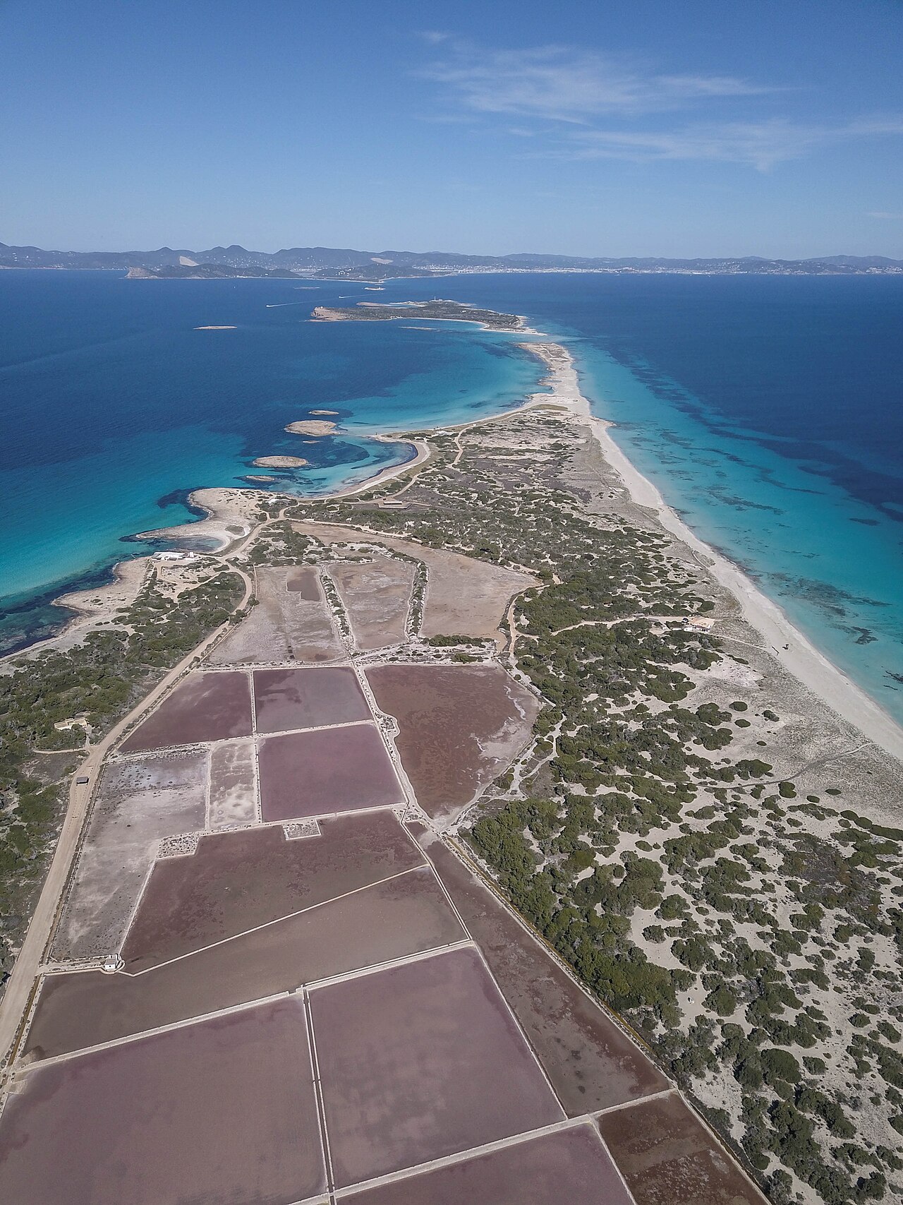 Beste reistijd Formentera: weer per maand, zeewater en het voertuigquotum 4 De zoutpannen van Formentera vanuit de lucht, met de zandtong erachter