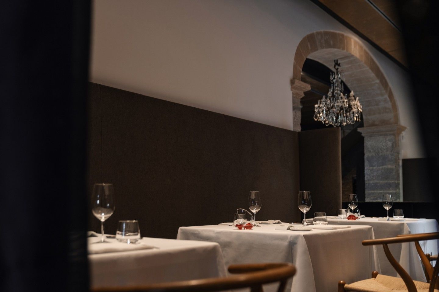 365 bij Son Brull (Pollença): het menu uit de eigen finca 9 De eetzaal van restaurant 365 in Son Brull met witgedekte tafels, een gewelfde boog en een kroonluchter