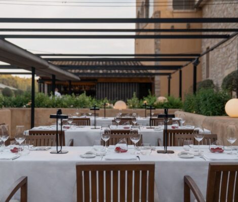 365 bij Son Brull (Pollença): het menu uit de eigen finca 8 Gedekte tafels met wit linnen op het overdekte terras van restaurant 365 bij landgoed Son Brull in Pollença