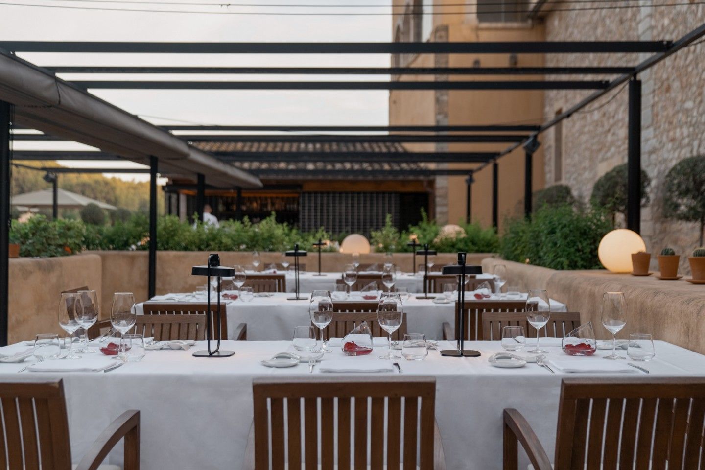 365 bij Son Brull (Pollença): het menu uit de eigen finca 1 Gedekte tafels met wit linnen op het overdekte terras van restaurant 365 bij landgoed Son Brull in Pollença
