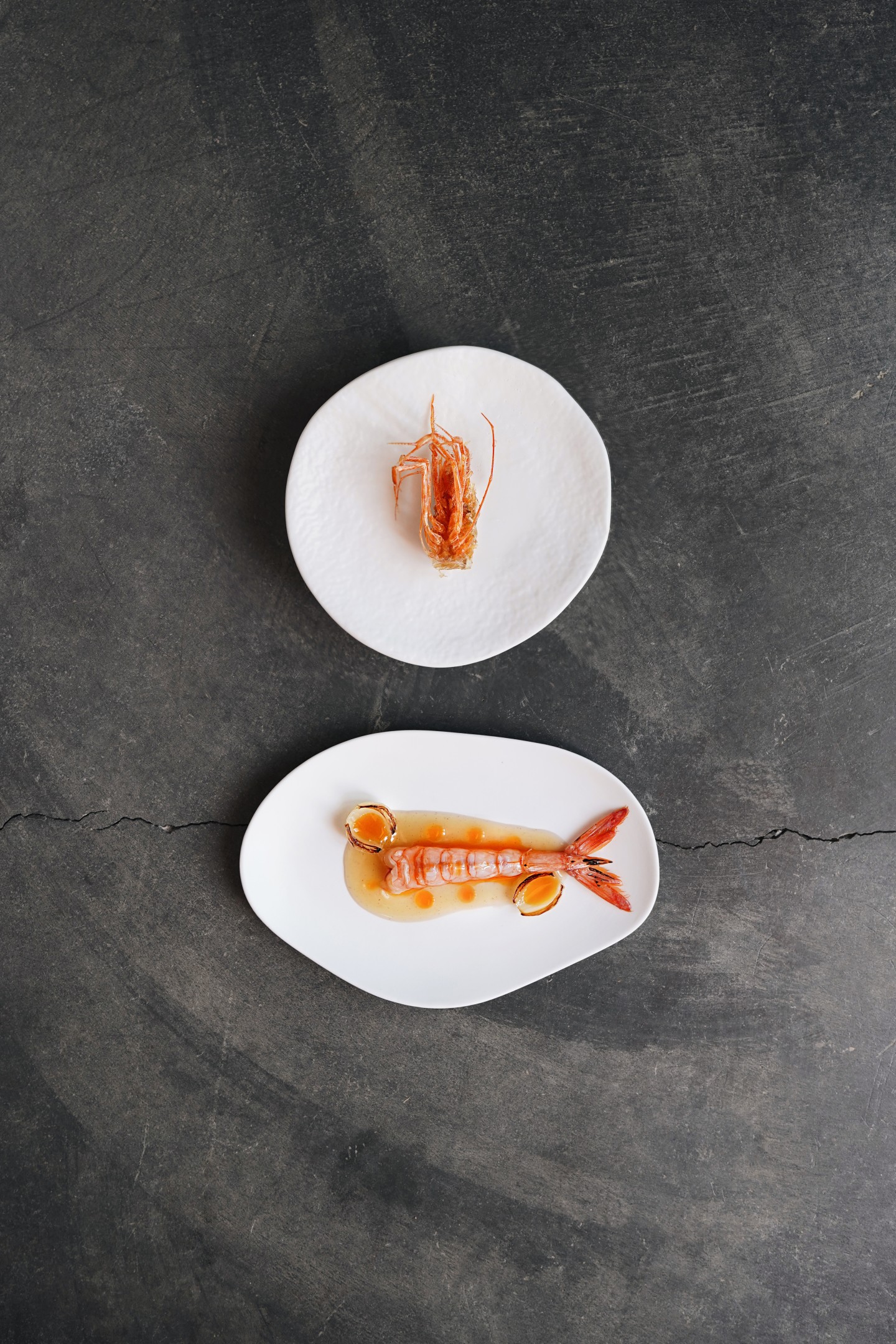 365 bij Son Brull (Pollença): het menu uit de eigen finca 6 Twee borden met rode garnaal van de Balearen, een gerecht van restaurant 365 in Son Brull