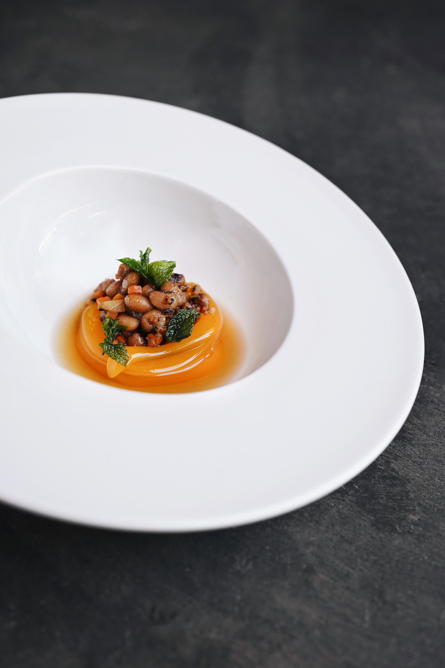365 bij Son Brull (Pollença): het menu uit de eigen finca 7 Diep bord met bonen in een oranje saus en kruiden, van het menu van restaurant 365