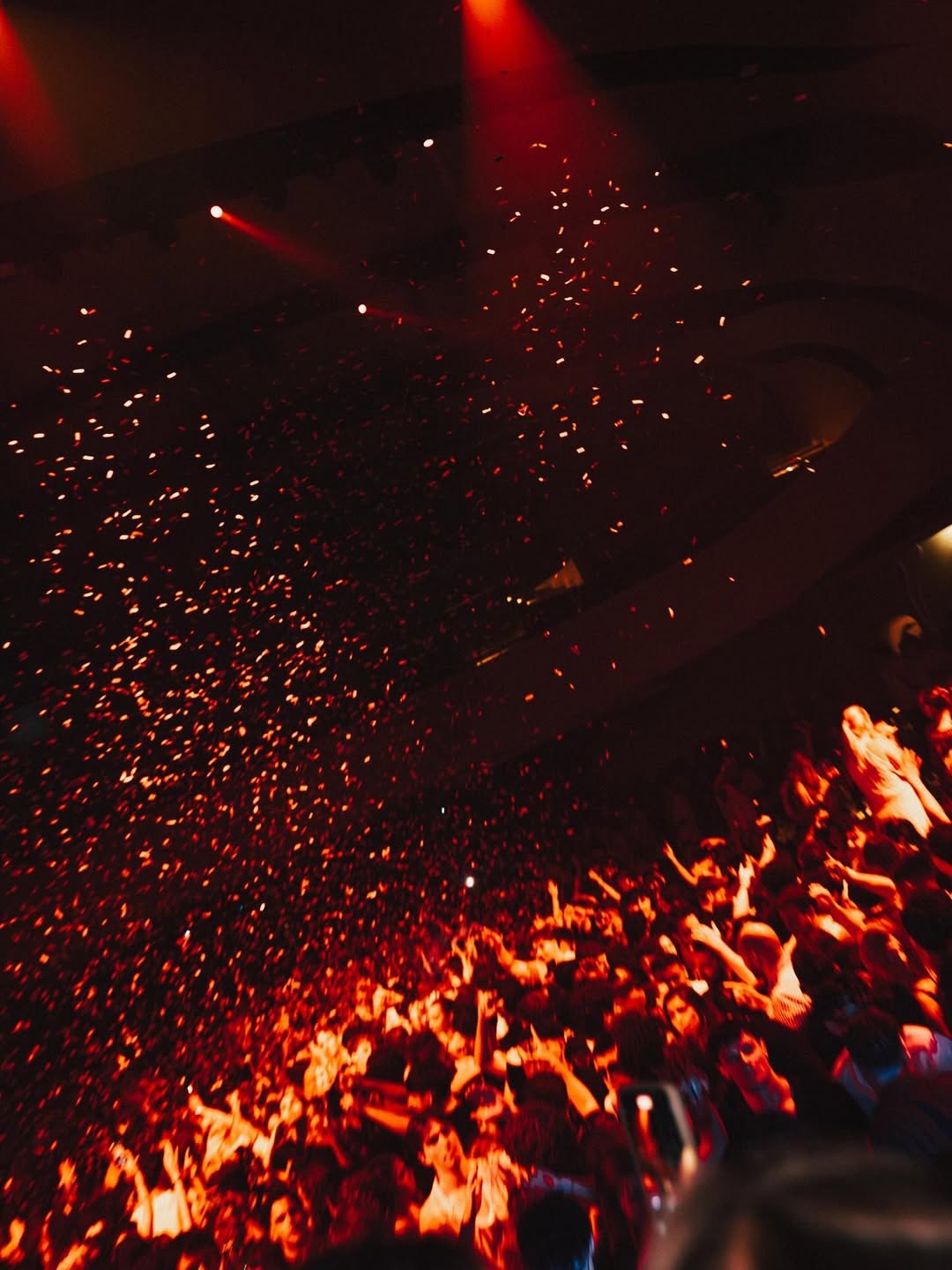 Confetti dwarrelt van bovenaf over de dansvloer van club Amok op Mallorca