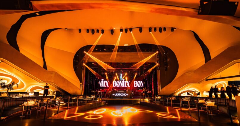 De hoofdzaal van club Amok op Mallorca met het golvende plafond, de lichtbrug en het podium boven de dansvloer