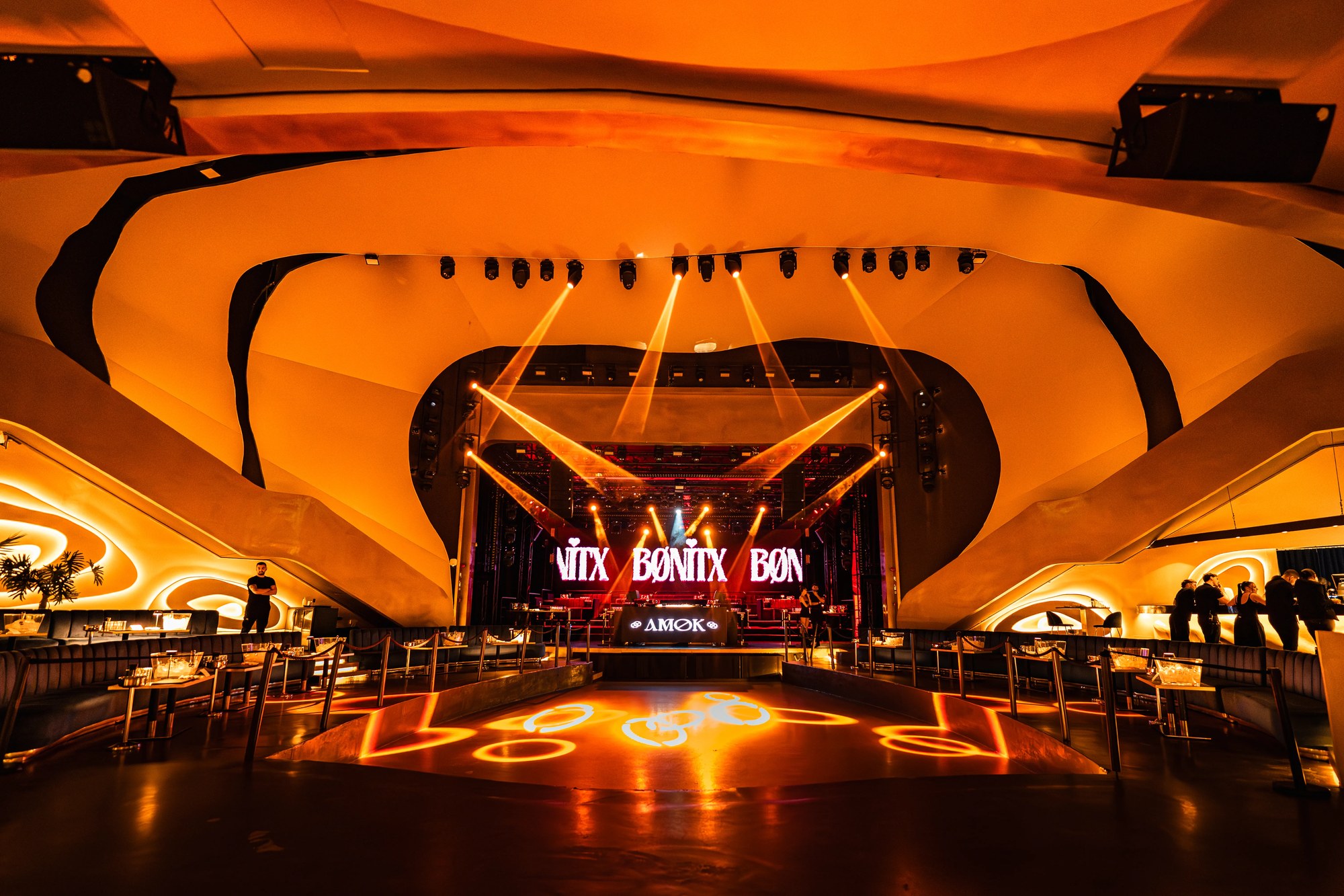 De hoofdzaal van club Amok op Mallorca met het golvende plafond, de lichtbrug en het podium boven de dansvloer
