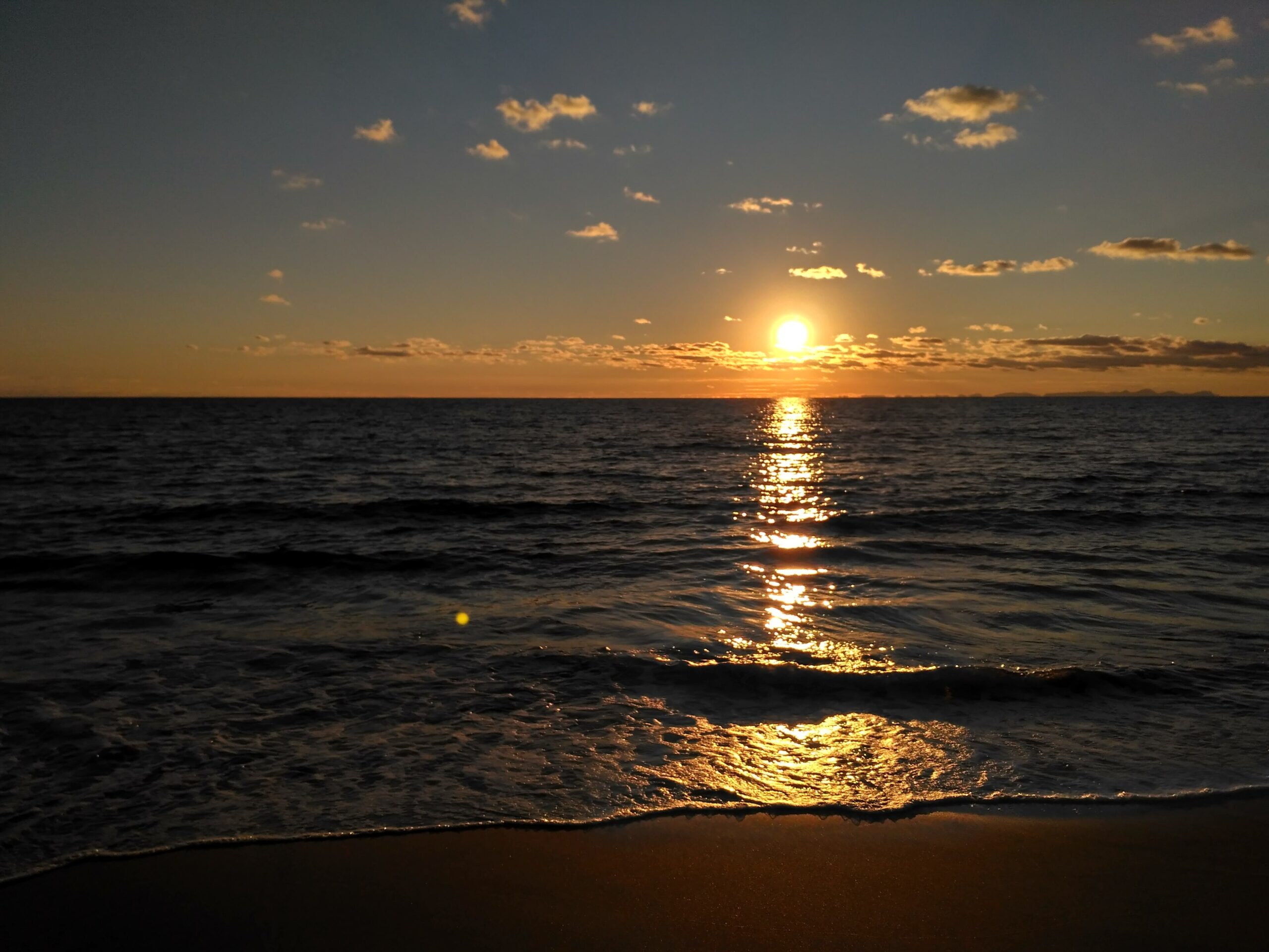 Binigaus Menorca: het wilde strand, het ravijn en de Cova des Coloms 6 Zonsondergang boven zee vanaf het strand van Binigaus op Menorca