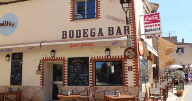 Bodega Barahona in Ses Salines: het visrestaurant dat ook Casa Manolo heet 14 De hoekgevel van Bodega Barahona in Ses Salines met de blauwe letters Bodega Bar, krijtborden met de visvangst en houten terrastafels op het plein