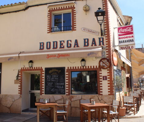 De hoekgevel van Bodega Barahona in Ses Salines met de blauwe letters Bodega Bar, krijtborden met de visvangst en houten terrastafels op het plein