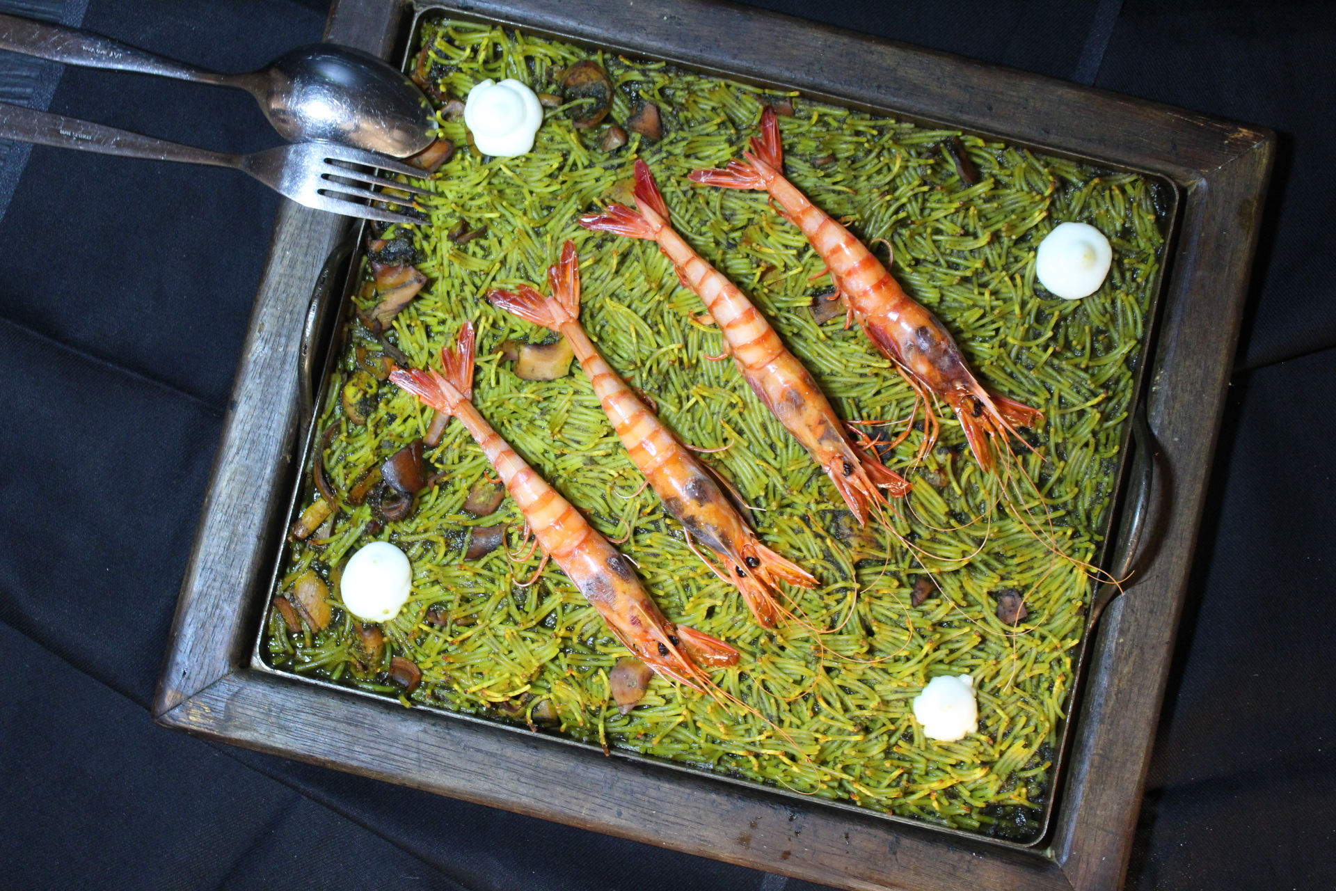 Bodega Barahona in Ses Salines: het visrestaurant dat ook Casa Manolo heet 4 Vierkante bakplaat met groene rijst en vier hele rode gamba's bij Bodega Barahona in Ses Salines