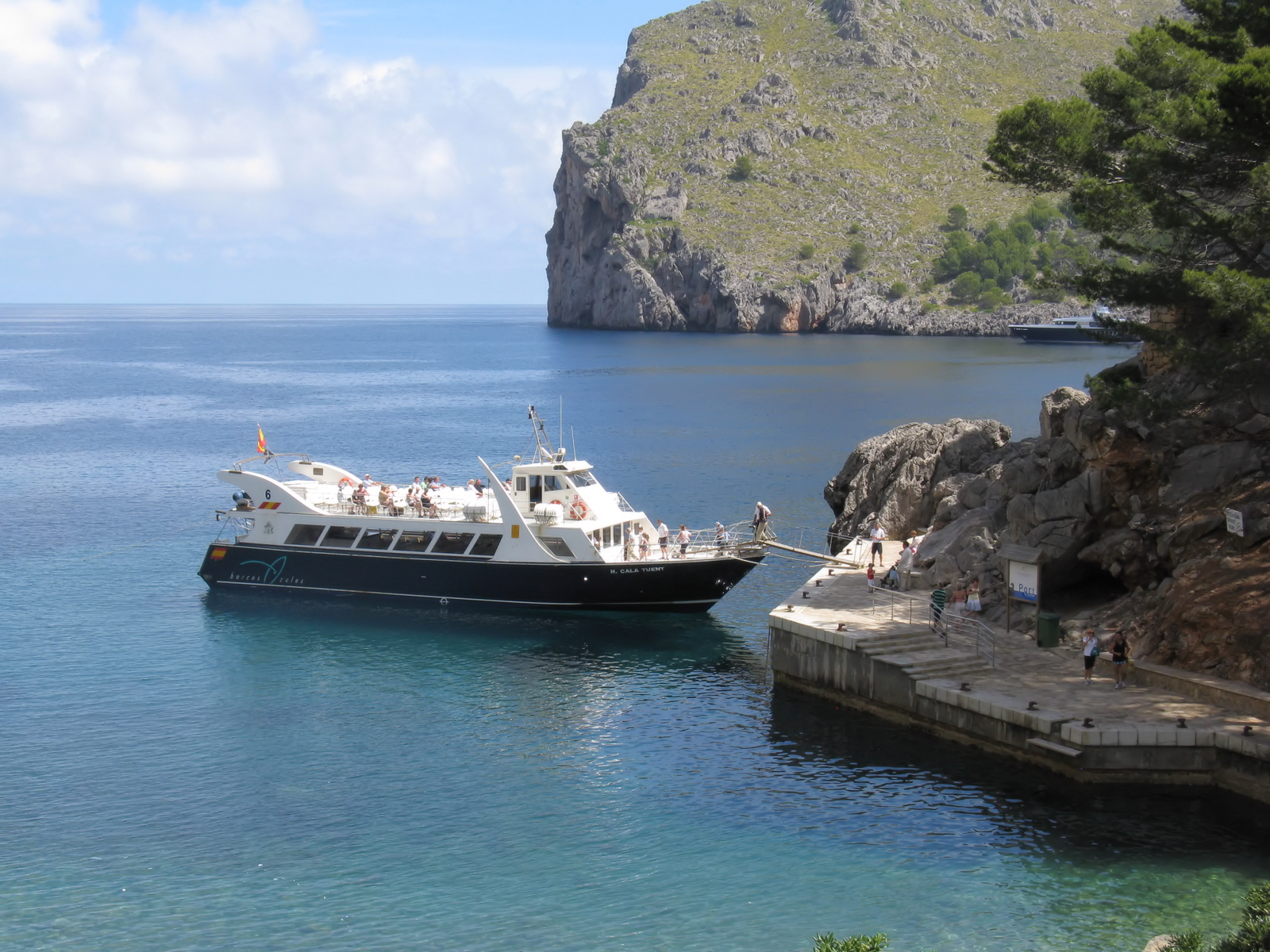 Excursieboot die passagiers inlaadt aan de aanlegsteiger van Sa Calobra
