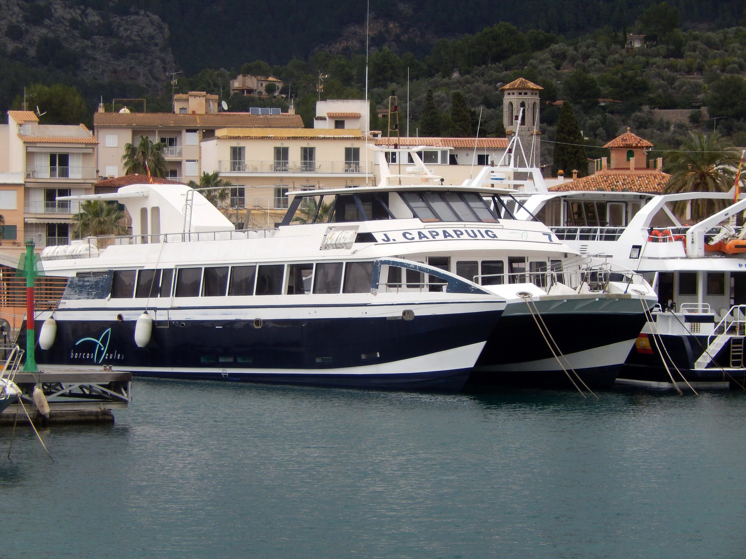 Excursieboot van Barcos Azules aan de kade in Port de Sóller op Mallorca