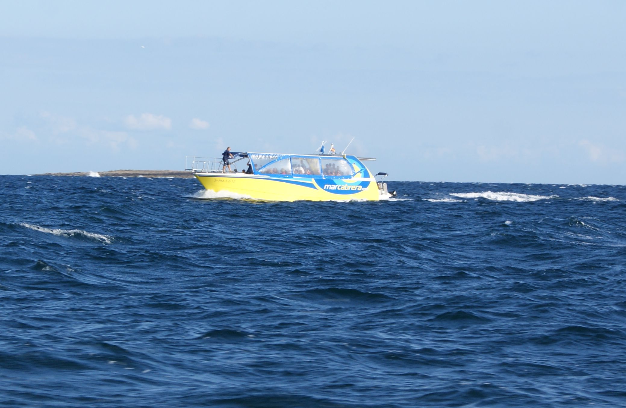 Snelboot naar Cabrera op open zee voor de haven van Colònia de Sant Jordi