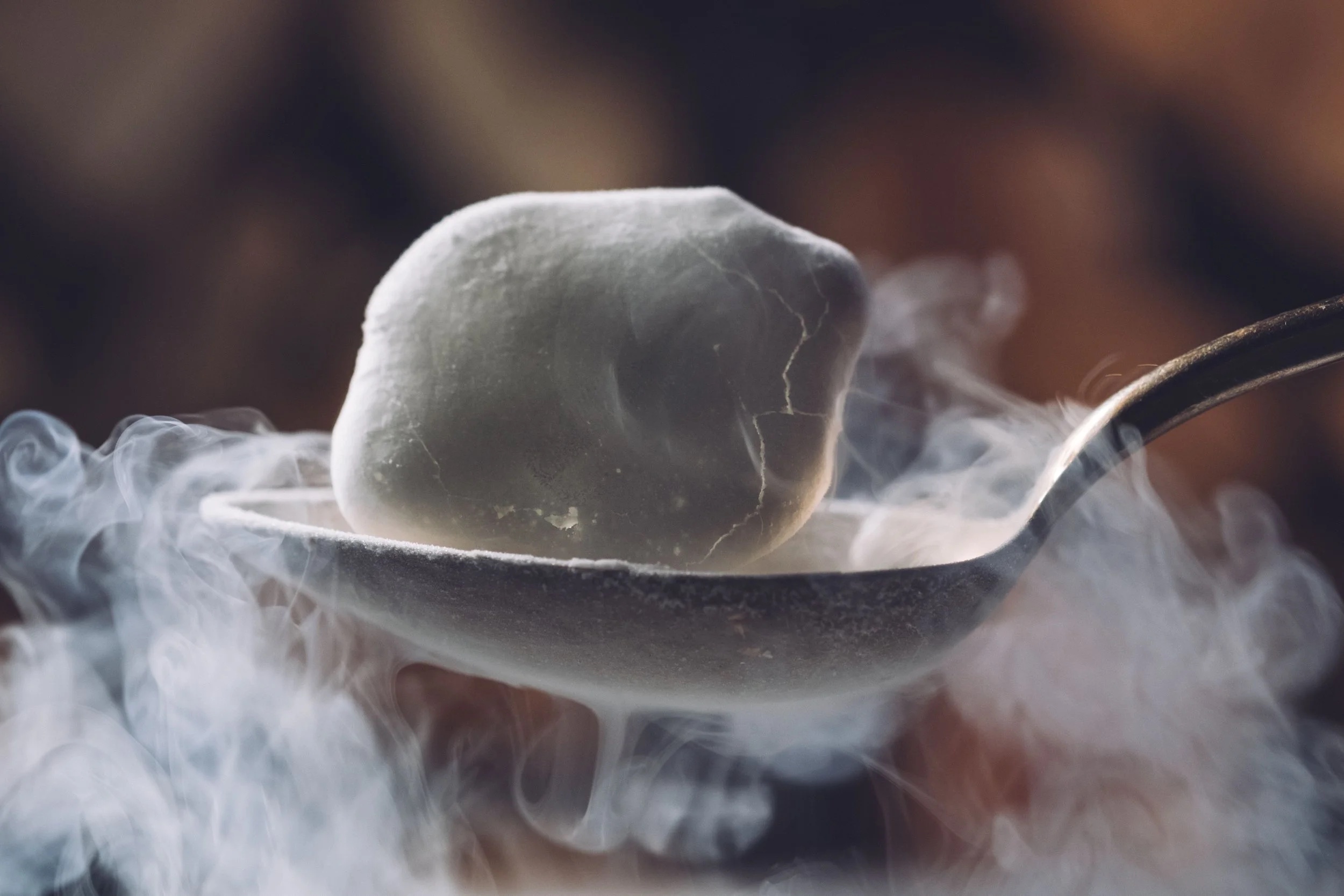 Brut in Llubí: één zitting per avond in een oude houtloods 8 Hapje op een lepel in een wolk damp van vloeibare stikstof bij restaurant Brut in Llubí