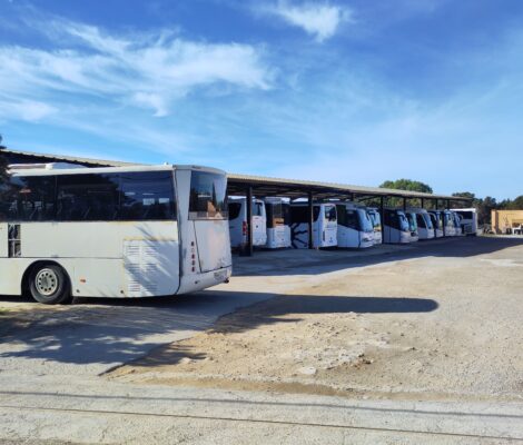 Bussen van Autocares Paya op het terrein van de vervoerder op Formentera