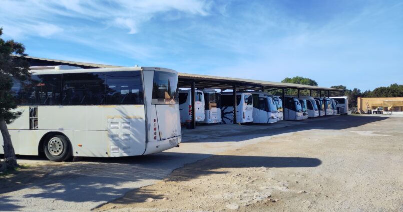 Bussen van Autocares Paya op het terrein van de vervoerder op Formentera