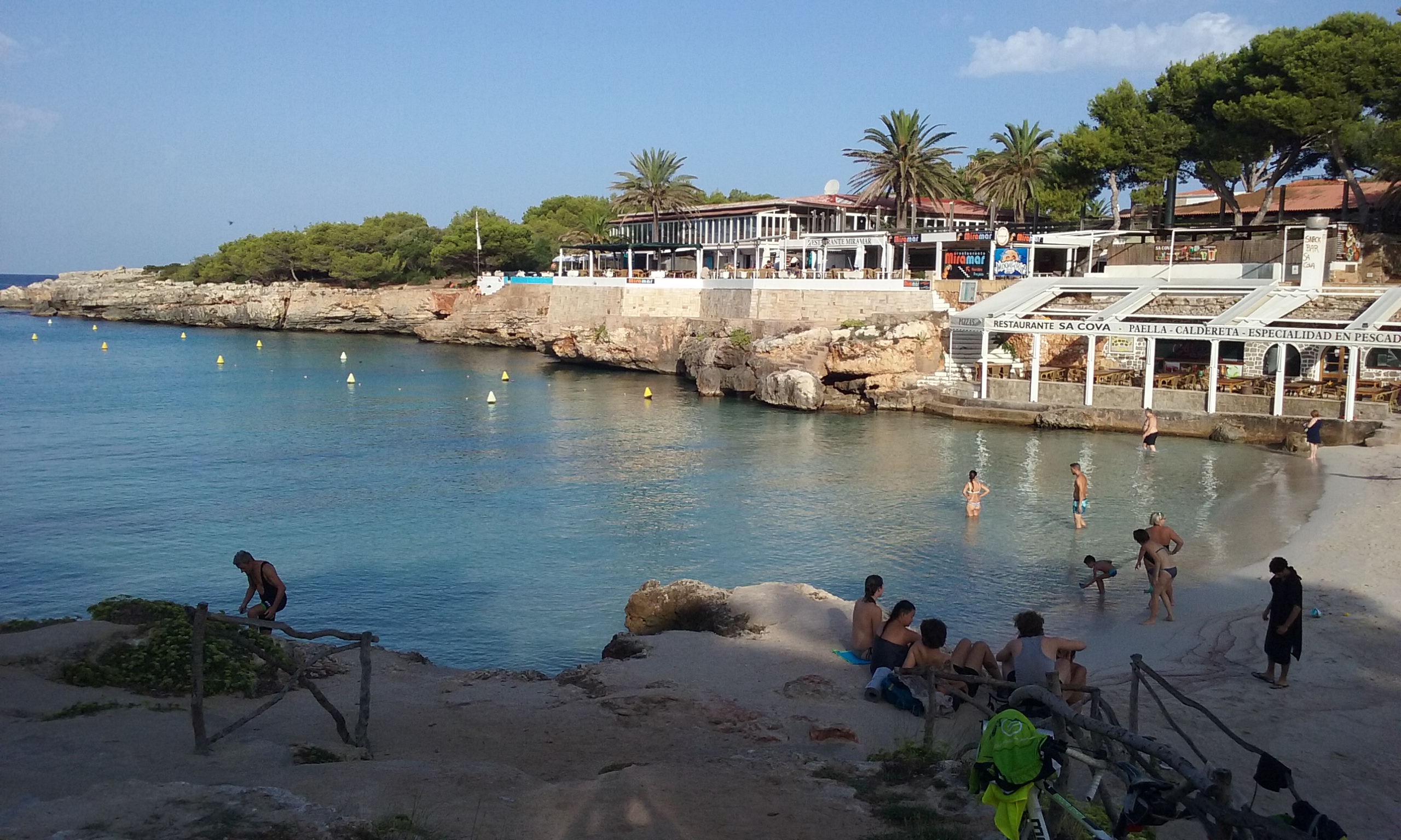 Cala Blanca Menorca: witte zandbaai met zonsondergang bij Ciutadella 2 De inham van Cala Blanca met turquoise water, lage rotsranden aan weerszijden en de terrassen op de noordelijke rots