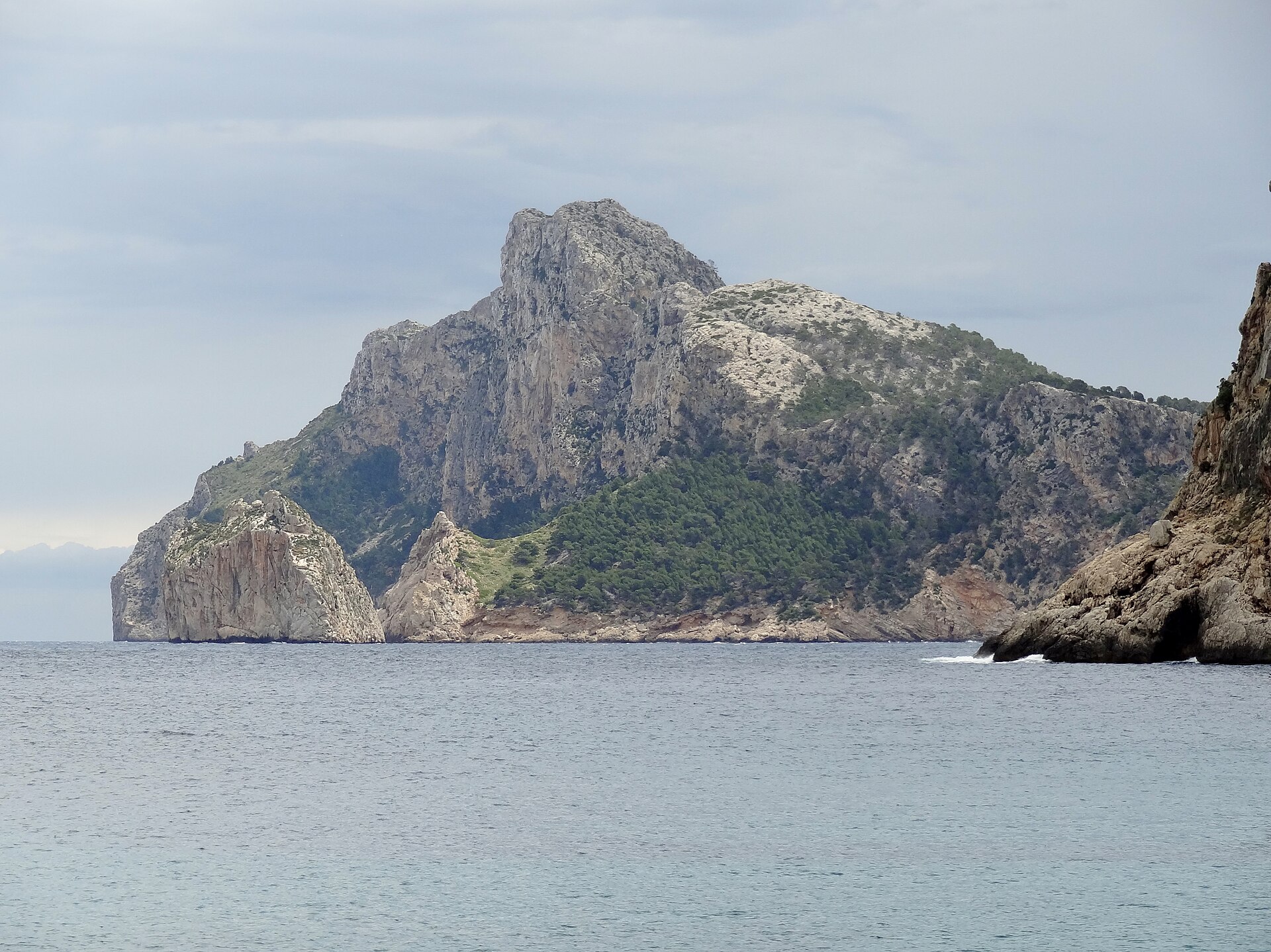Cala Bóquer Mallorca: de baai aan het eind van het vogeldal 5 Het uitzicht vanuit Cala Bóquer op de begroeide kaap aan de overkant van het water