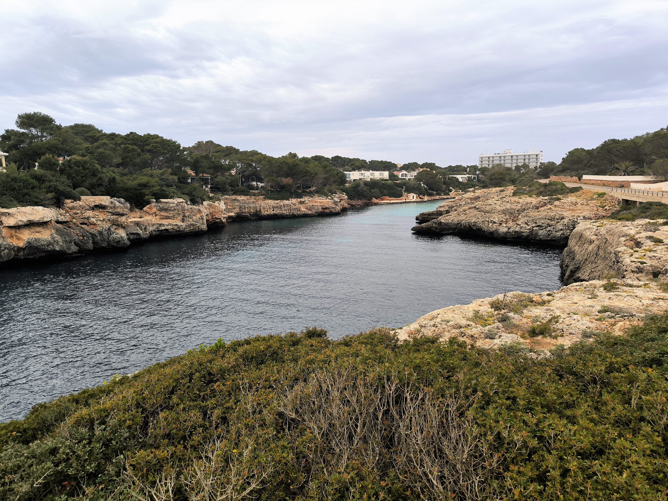 Cala en Blanes Menorca: de kloofbaai bij Ciutadella, met Cala en Forcat en Los Delfines 2 De kloof van Cala en Blanes vanaf de rotsrand gezien, met de zee die als een gang tussen de rotswanden het land in loopt