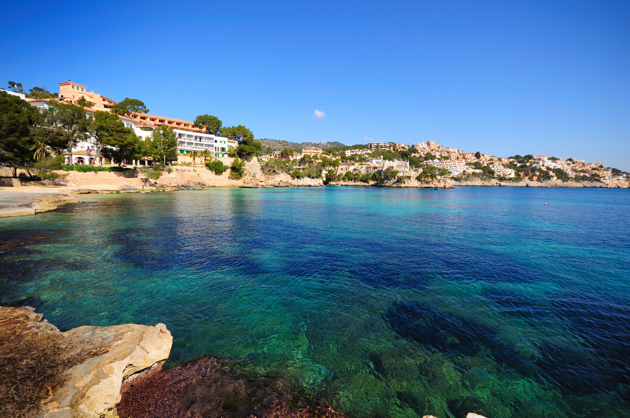 Cala Fornells (Mallorca): helder cove-resort bij Peguera 3 De rotsige baai van Cala Fornells met kristalhelder turquoise en diepblauw water en de okerkleurige huizen op de helling erachter