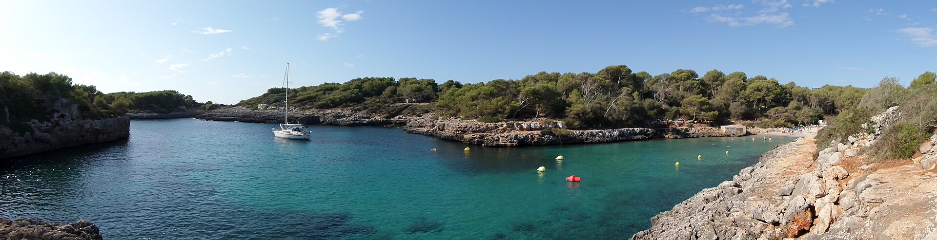 Cala sa Nau Mallorca: de smalle pijnboombaai bij Felanitx 5 Brede panorama van de smalle inham van Cala sa Nau met kalksteenranden, pijnbos en turquoise water