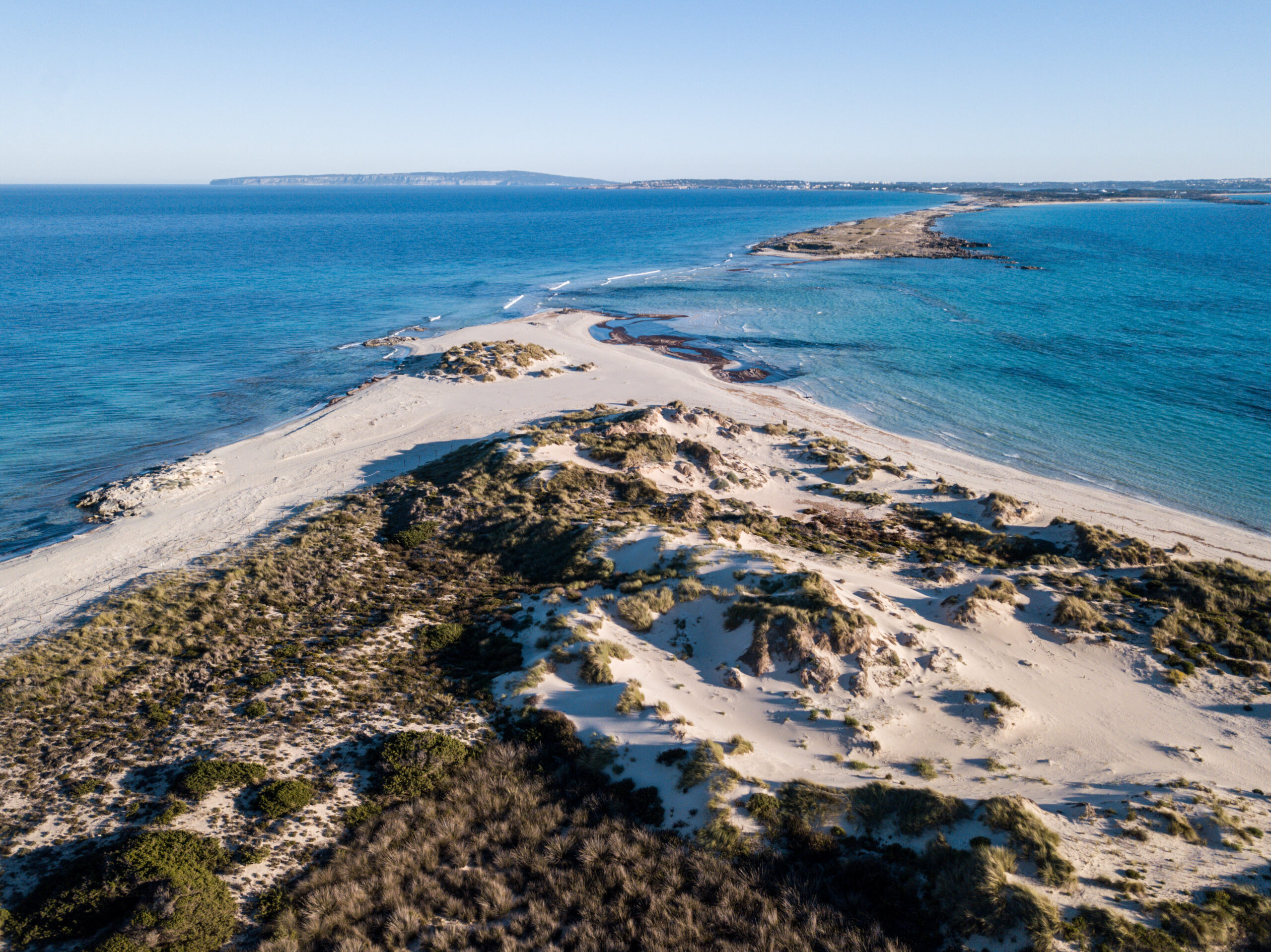 De duinen van s'Espalmador bij Formentera van boven gezien, met de landtong es Trucadors erachter