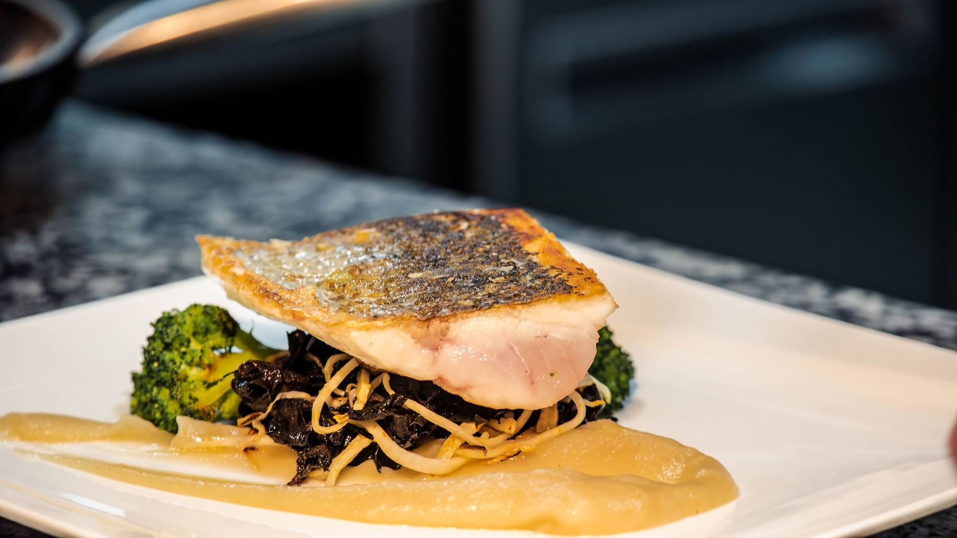 Ca'n Blau Sóller: het restaurant van het Gran Hotel uit 1880 3 Visfilet met krokante huid op een bedje van paddenstoelen en broccoli met een gladde saus, gerecht van Ca'n Blau in Sóller