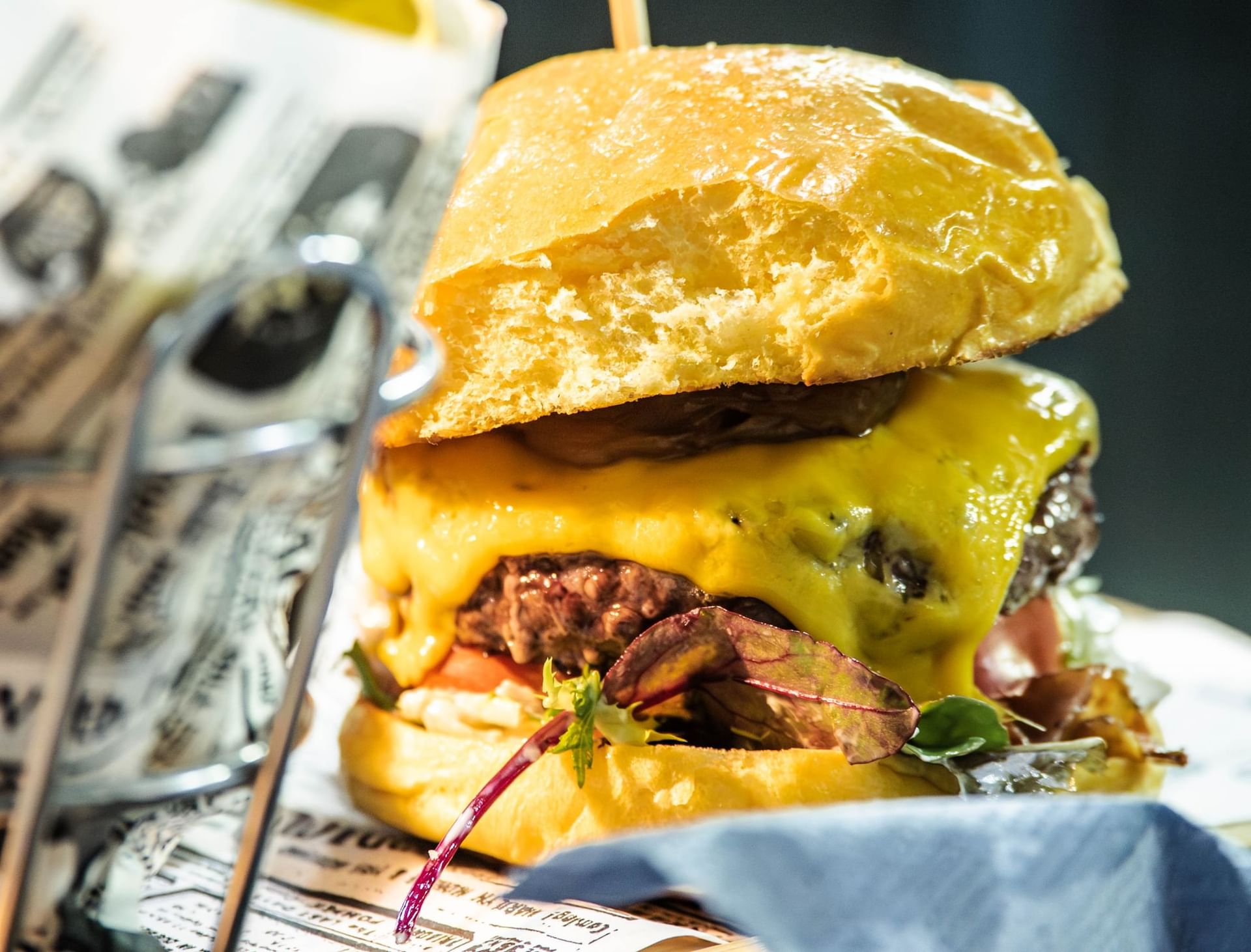 Ca'n Blau Sóller: het restaurant van het Gran Hotel uit 1880 8 De burger van Angusrund van de lunchkaart van Ca'n Blau, met gesmolten kaas, spek en gekaramelliseerde ui