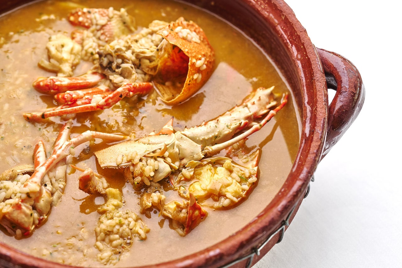 Kreeftenstoof in een aardewerken pot bij visrestaurant Ca n'Eduardo in Palma