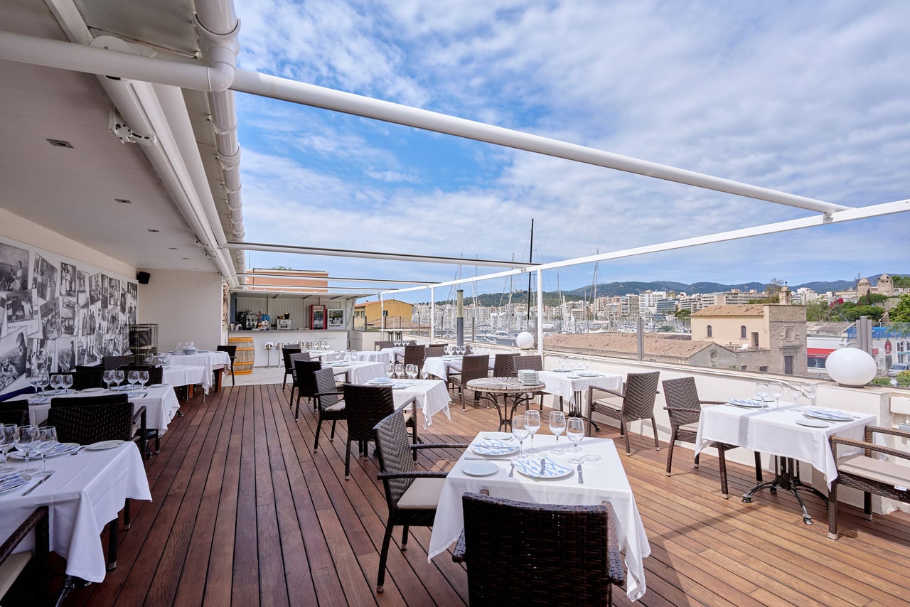 Gedekte tafels op het terras van Ca n'Eduardo met uitzicht over de haven van Palma