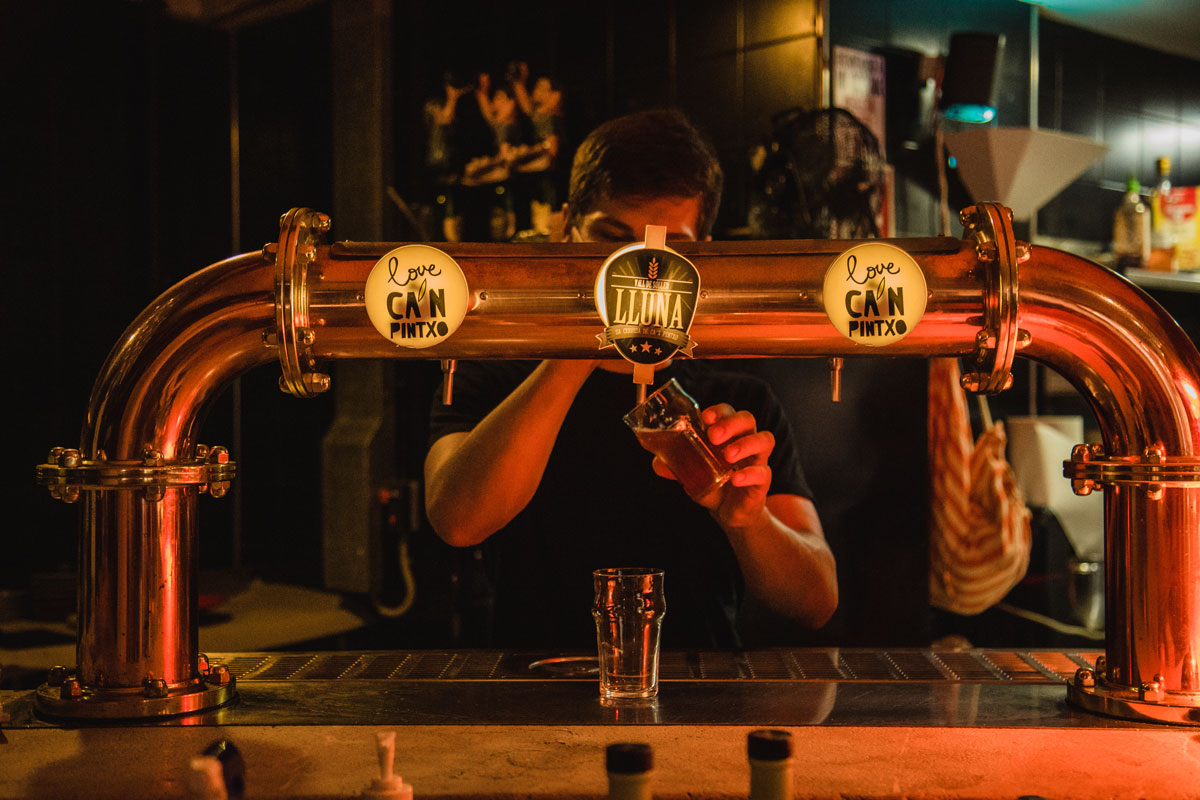 Ca'n Pintxo Sóller: Baskische hapjes van Mallorcaanse grond 9 De koperen biertap van Ca'n Pintxo in Sóller, waaruit het huisbier Lluna wordt getapt
