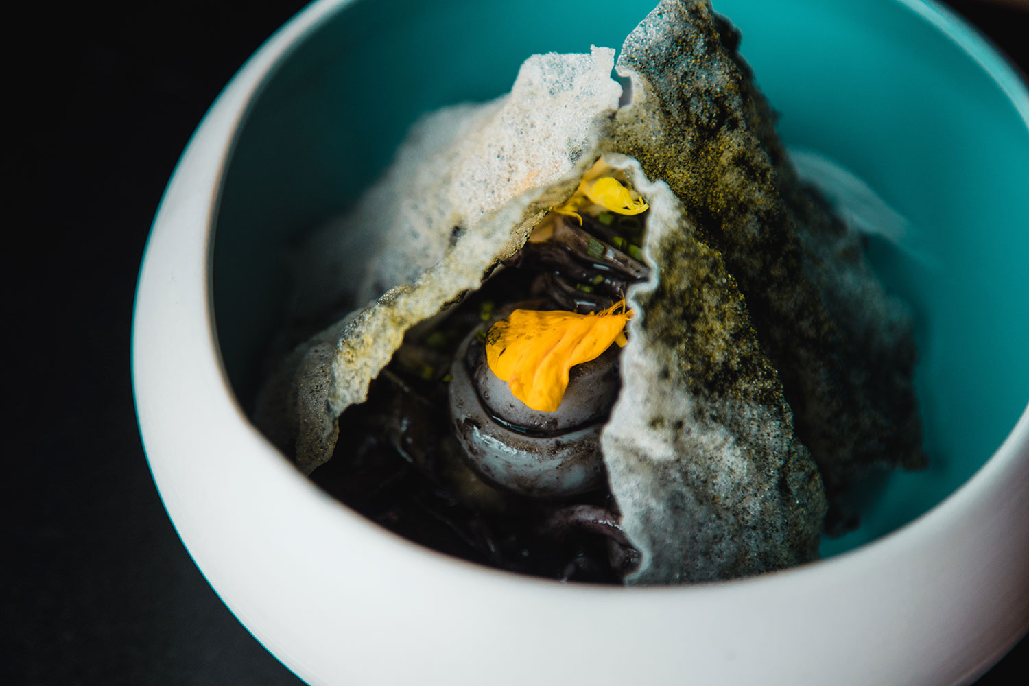 Ca'n Pintxo Sóller: Baskische hapjes van Mallorcaanse grond 4 Pintxo in een witte kom met een krokant korstje van zeewier en een dooier bij Ca'n Pintxo in Sóller