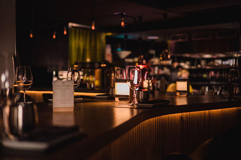 Ca'n Pintxo Sóller: Baskische hapjes van Mallorcaanse grond 5 De lange toog van Ca'n Pintxo in Sóller met hanglampen en glazen klaargezet voor de dienst